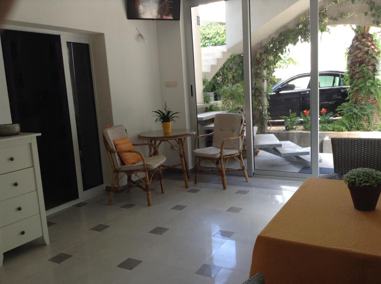 Apartments Leut ตราสนิสเซ ภายนอก รูปภาพ