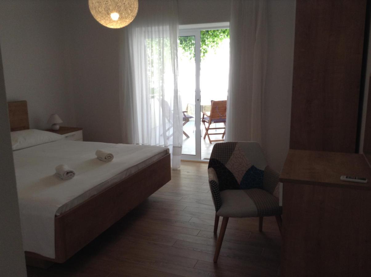 Apartments Leut ตราสนิสเซ ภายนอก รูปภาพ